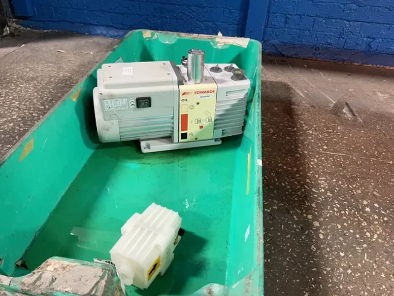 EDWARDS ROTARY VANE VACUUM PUMP   -  E-LAB  2