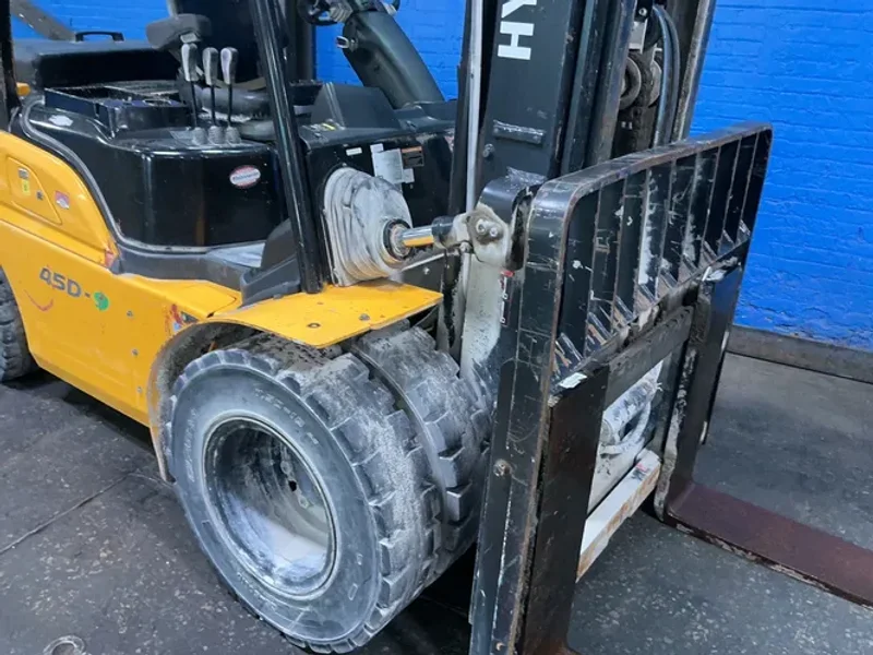 HYUNDAI 9020 LBS DIESEL FORKLIFT  -  45D-9