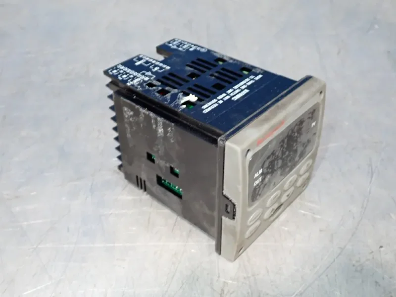 HONEYWELL UDC2500 CONTROLLER   -  DC2500-EE-1A00-Z10-00000-00-0