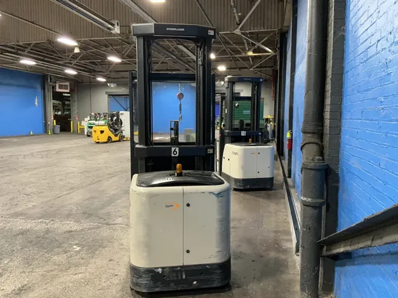 Crown 3000 Lbs Electric Order Picker - Sp3520-30