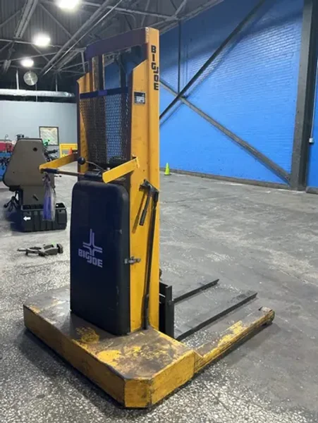 BIG JOE 1500 lbs ELECTRIC PALLET STACKER   -  1524-A5