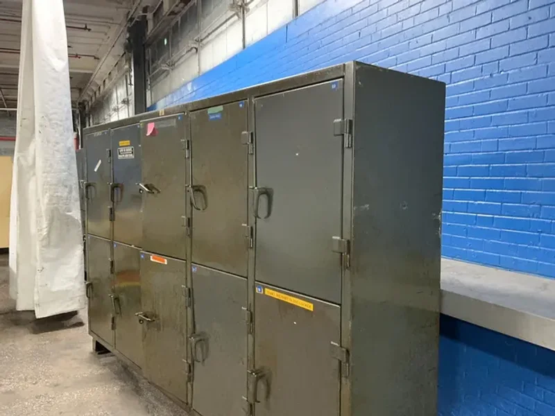 STRONG HOLD 10 DOOR LOCKERS