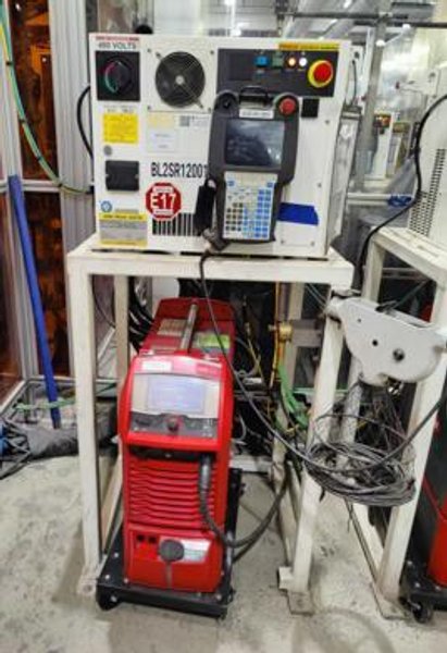 Fanuc ArcMate 120iD Robot Welder + R-30iB Plus + Fronius TPS 400i Welding System