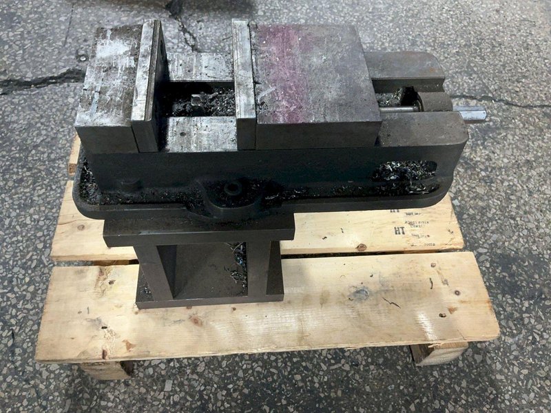 KURT MFG. CO. 6” PRECISION MACHINE VISE ON RISER BLOCK  -  D675