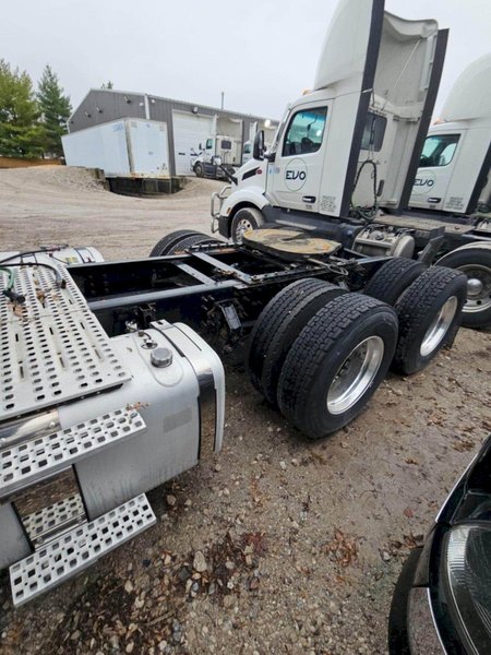 2015 Volvo VNL Day Cab – D11 Engine, Volvo ATO I-Shift Auto