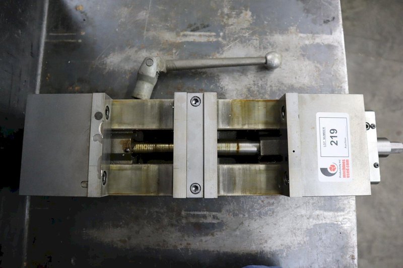 Kurt DL-600 6" Double Lock Machine Vise with Hard Jaws and Handle- Auction Item
