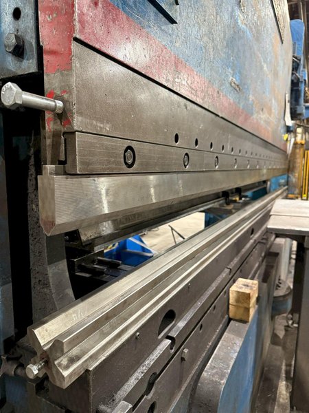 230 TON X 14' CINCINNATI 230AFX12 AUTOFORM HYDRAULIC PRESS BRAKE WITH CONVERSATIONAL CONTROL. STOCK # 0112226
