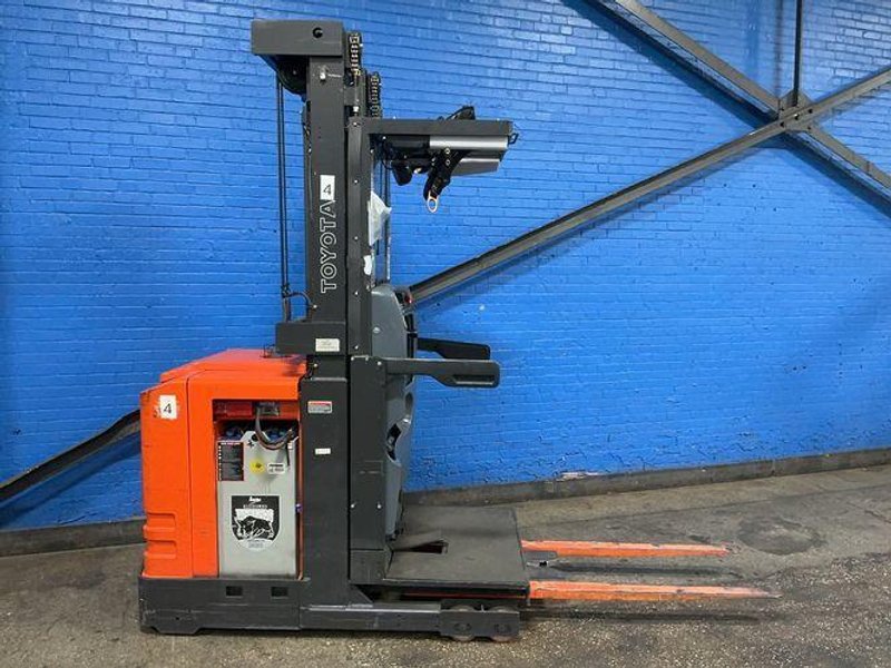 TOYOTA 3000 LBS ELECTRIC ORDER PICKER  -  6BPU15