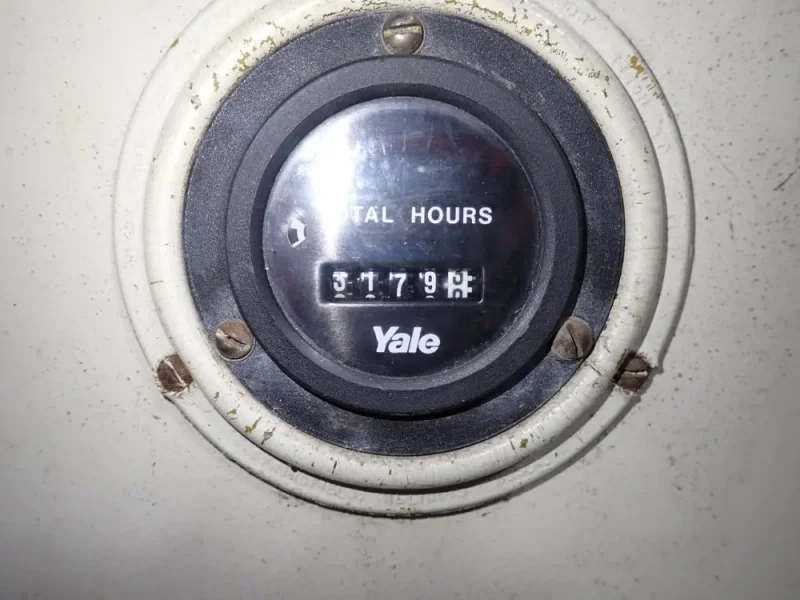 YALE 3000 LBS STAND-UP FORKLIFT  -  ESC030G4T083