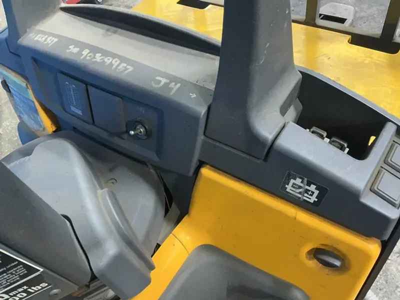 JUNGHEINRICH 6000 LBS ELECTRIC PALLET JACK  -  ECR 327