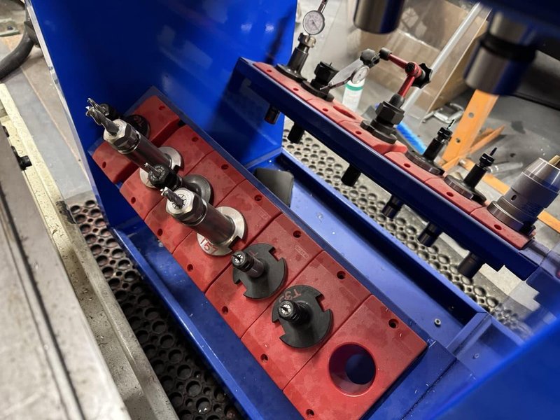 Millport Red Rhino CNC Knee Mill, 2006 – Troyke 5-Axis Rotary, Centroid M400 CNC Controller