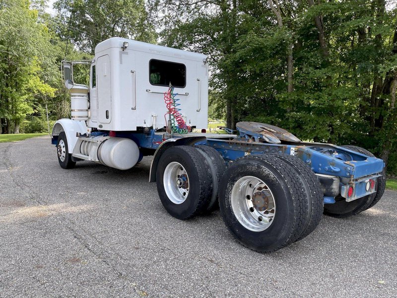2010 Peterbilt 367 Flat Top w/36” Sleeper