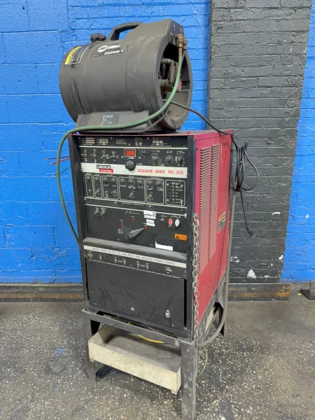 LINCOLN 350 AMP WELDER  -  SQUAREWAVE TIG-355