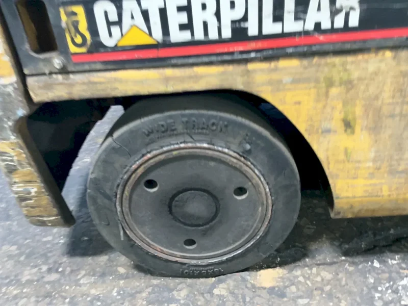 CATERPILLAR 3550 LBS ELECTRIC FORKLIFT  -  E4000