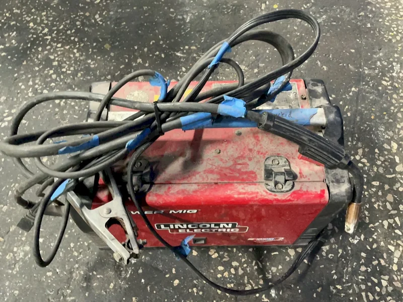 LINCOLN ELECTRIC 90-140 A WELDER  -  POWER MIG 140C