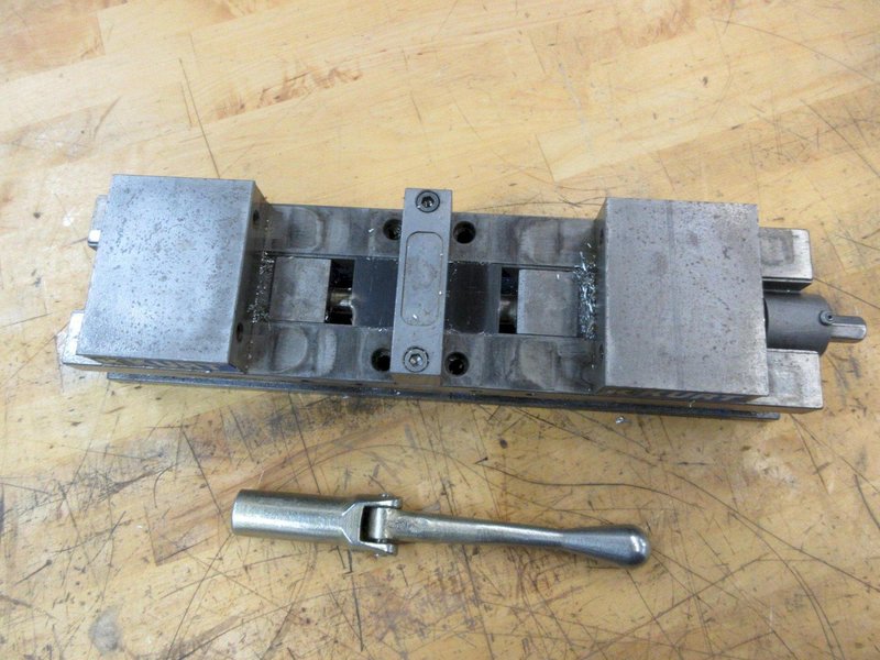 Kurt DL-400 4&quot; Double Lock Machine Vise with Handle- Auction Item