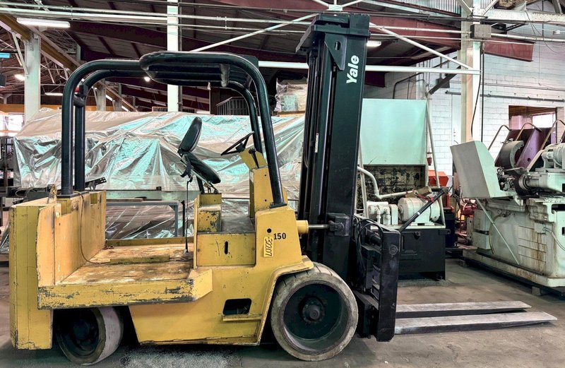 15,000 Lb. Yale Electric Lift Truck, Solid Tire, SS, Fork Positioning, 138" Fork Height