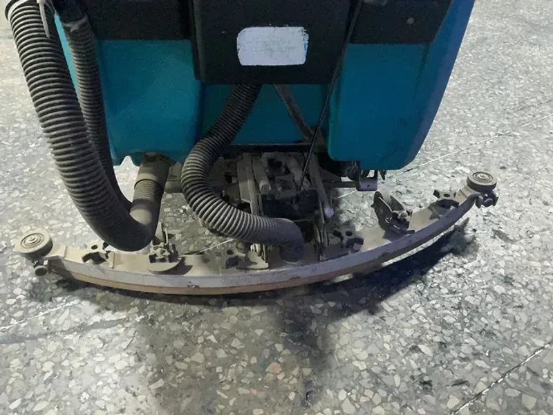 TENNANT 38” FLOOR SCRUBBER  -  5700 XD