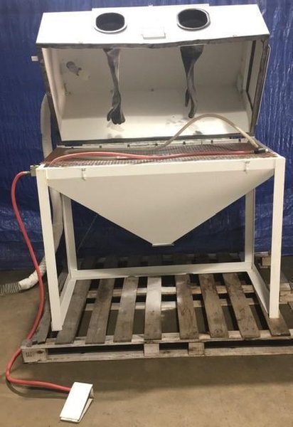 CYCLONE BLASTING CABINET STOCK #2774