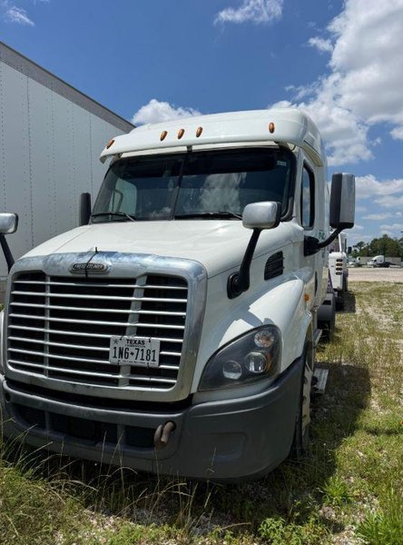 Freightliner Cascadia 125 Sleeper Truck, 2016 – Class 8 Semi, Detroit DD15, 72” Sleeper, Tandem Axle Road Tractor