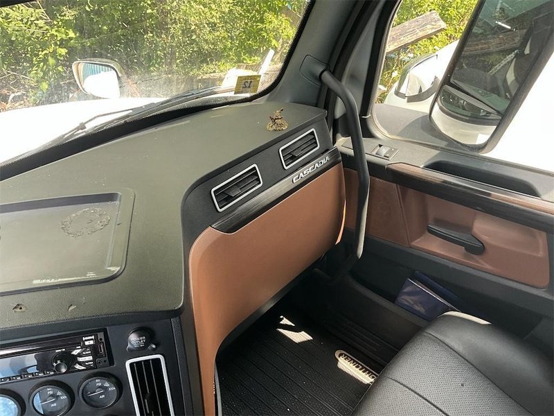 2021 Freightliner Cascadia 1FUJHHDR6MLMJ2151