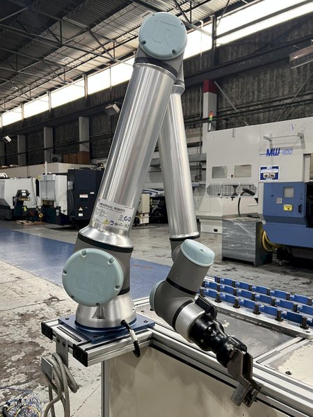 Universal Robots UR10e Cobot With Parts loading base/station. New-2020
