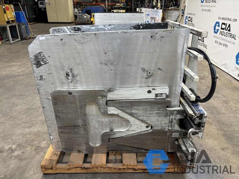 2,500 LB. CASCADE MODEL 25D-CCS-35Q HYDRAULIC CARTON CLAMP ATTACHMENT