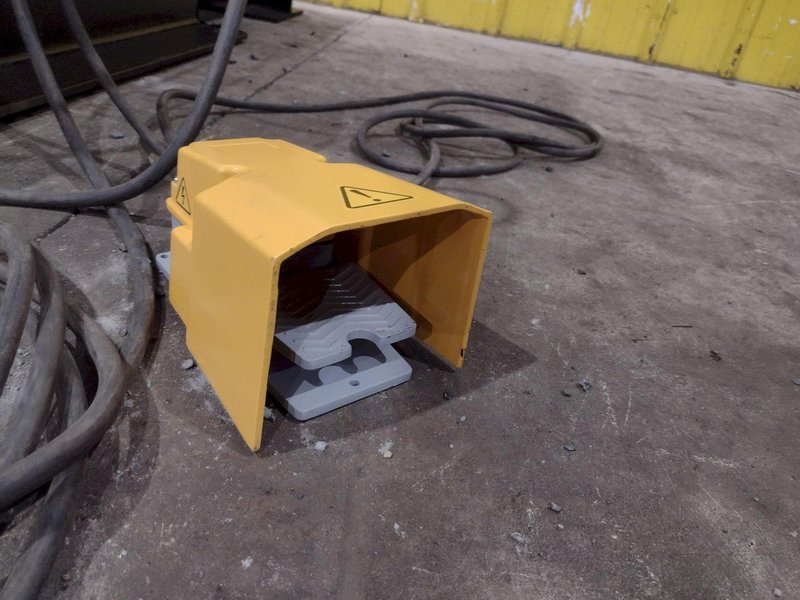 1,250 LB STINGER MODEL #P-1250 PIPE WELDING POSITIONER WITH 30" GRIPPER CHUCK : YOBRO #25213