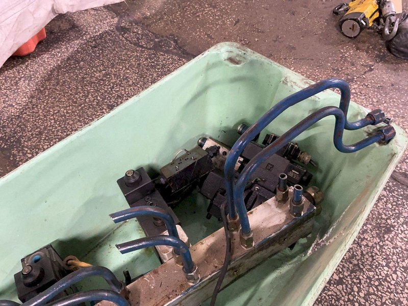 VICKERS MISC. HYDRAULIC AND PNEUMATIC COMPONENTS