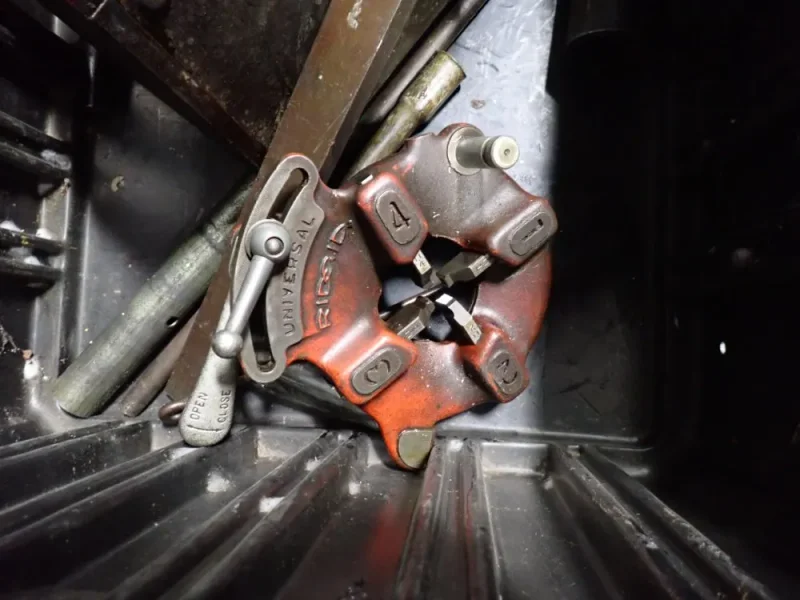 RIDGID 10" X 7" PIPE THEADER WITH TOOLING  -  535