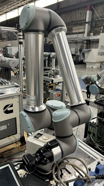 Universal Robots UR10e Cobot With Parts loading base/station. New-2020