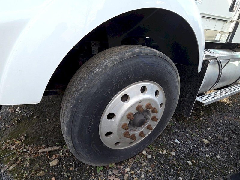 Kenworth T800 AeroCab Legacy Sleeper Truck, 2013 – Paccar Engine, Eaton Fuller Transmission