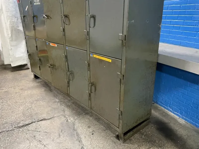 STRONG HOLD 10 DOOR LOCKERS