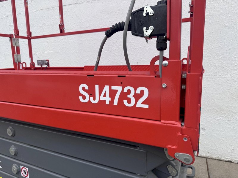 SKYJACK MODEL #4732 ELECTRIC SCISSOR MAN LIFT: STOCK #81161