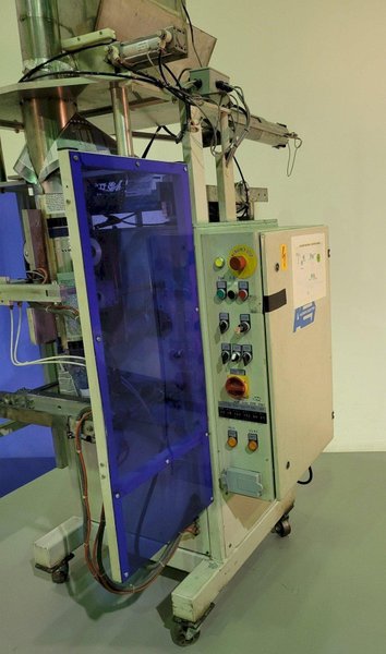 Audion Elektro AVM 200 Vertical Bagging Machine, 2002 – Includes Inclined Out Feed Conveyor
