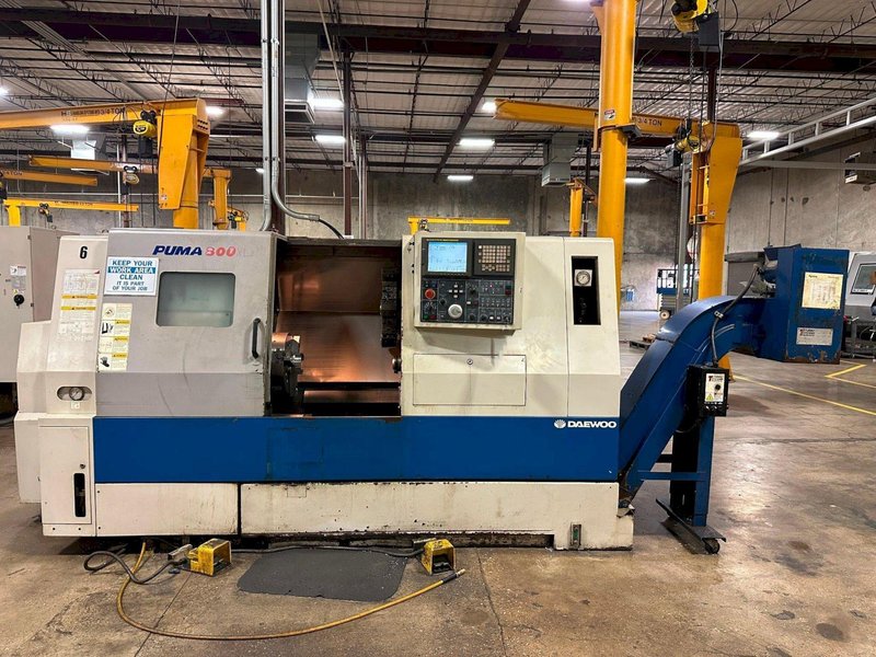 Doosan Daewoo Puma 300C CNC Lathe, 2005 – 15″ Chuck, Chip Conveyor, Programmable Tailstock