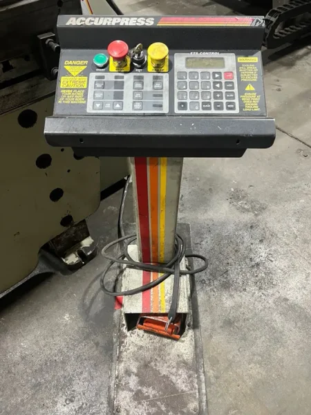 USED ACCURPRESS 130 TON X 10' HYDRAULIC CNC PRESS BRAKE MODEL 713010 Year: 2000