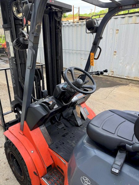 3750 Lb. Toyota Lift Truck, Pneumatic Tire, Triple Stage Mast, LP Gas, Side Shift