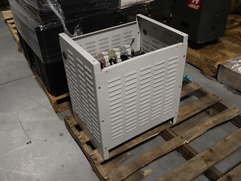 Bando Electronics Transformer, Primary 240,380,400,415,440,480V, Secondary 200-220V, **Missing Top Panel**- Auction Item