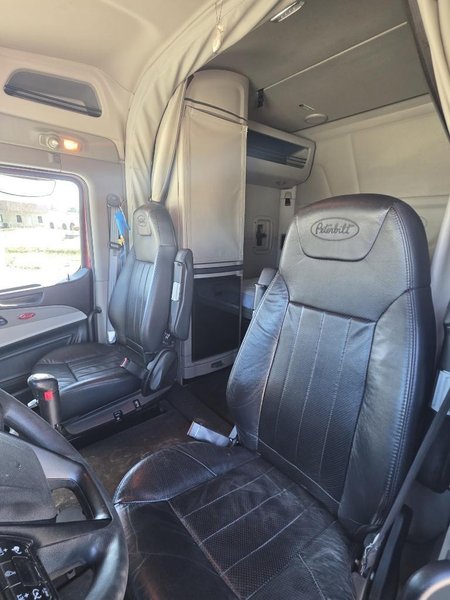 PETERBILT 567 - Trucks