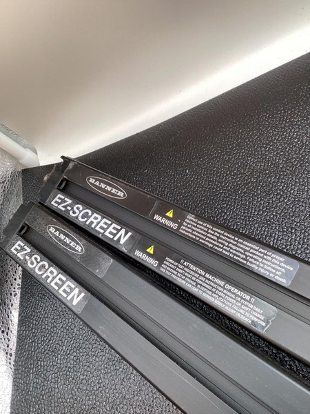 BANNER SLSR30‑1200Q8 + SLSE30‑1200Q8 Safety Light Curtain Set USED