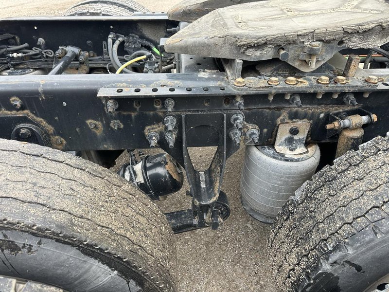 International LF687 Sleeper Truck, 2016 – 1.1 Million Miles – Cummins ISX – Tandem Axle Highway Tractor