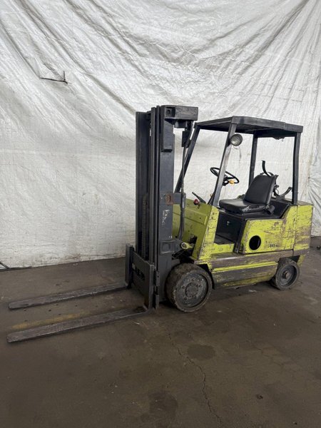4,200 LB. CLARK GCS25MB FORKLIFT. STOCK # 0237925