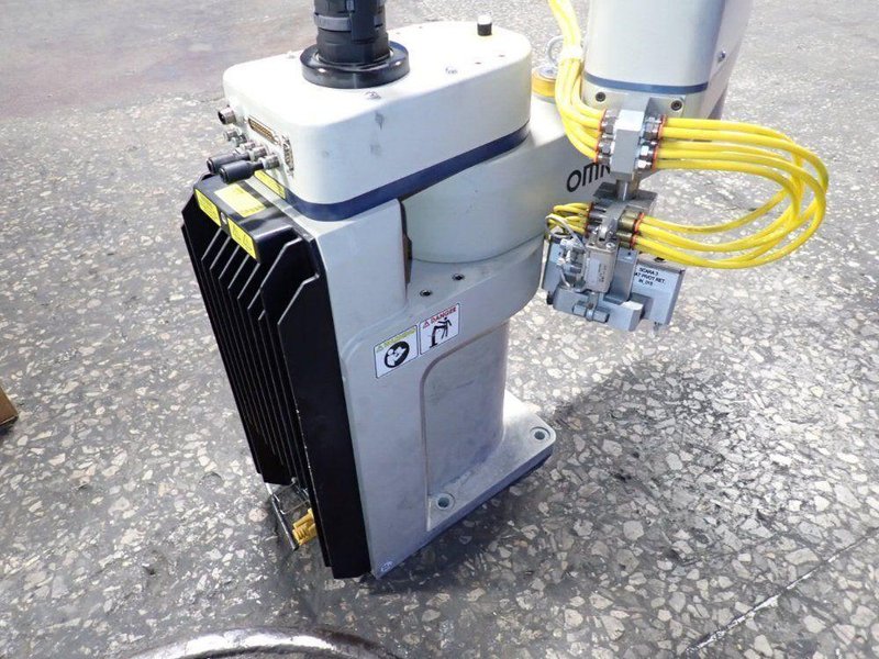 OMRON ADEPT INDUSTRIAL ROBOT   -  ECOBRA 600