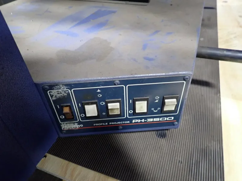 MITUTOYO OPTICAL COMPARATOR  -  PH-3500