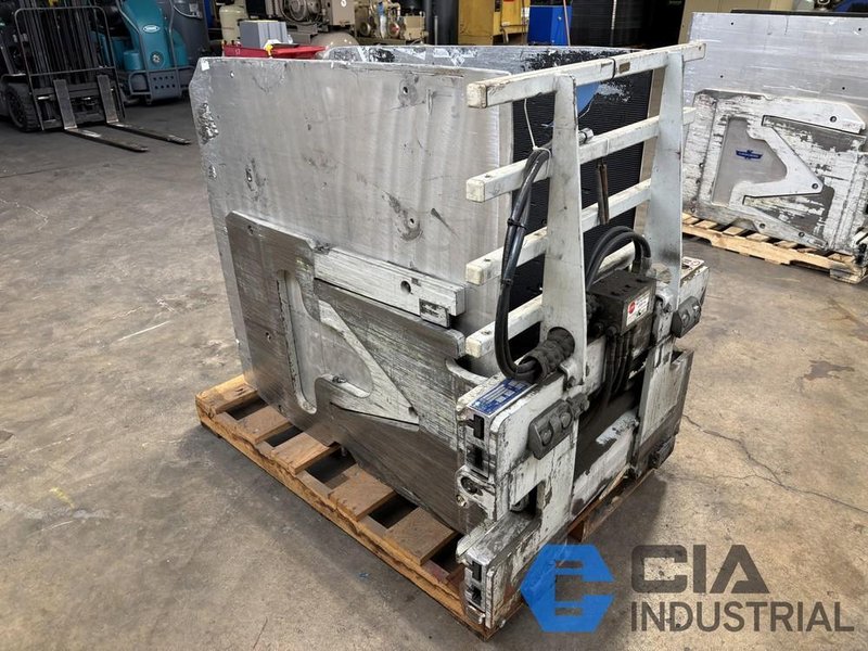 2,500 LB. CASCADE MODEL 25D-CCS-35Q HYDRAULIC CARTON CLAMP ATTACHMENT