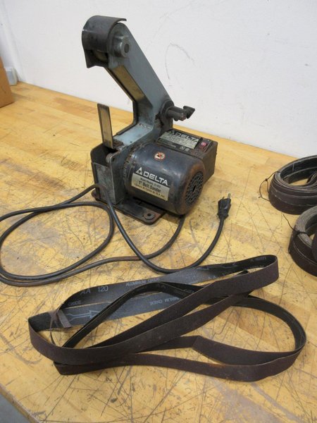 Delta 31-050 1" Wide Belt Sander with Assorted Belts- Auction Item