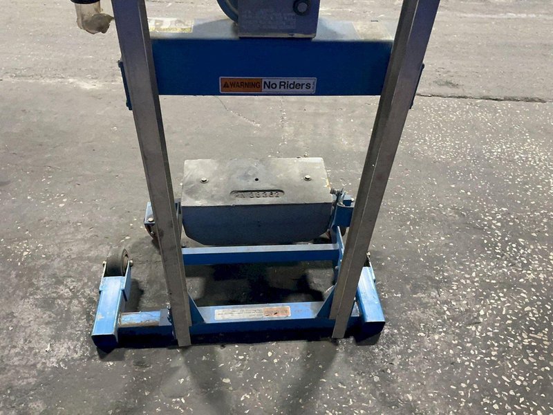 GENIE 500 LBS HAND CRANK LIFT  -  GL-4