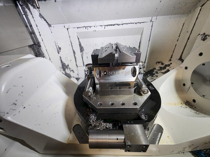 Okuma Genos M460V-5AX 5-Axis CNC VMC, 2021 – Robot Loader, Chip Conveyor, Mist Collector