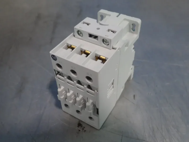 ALLEN-BRADLEY CONTACTOR  -  100-E26KD00